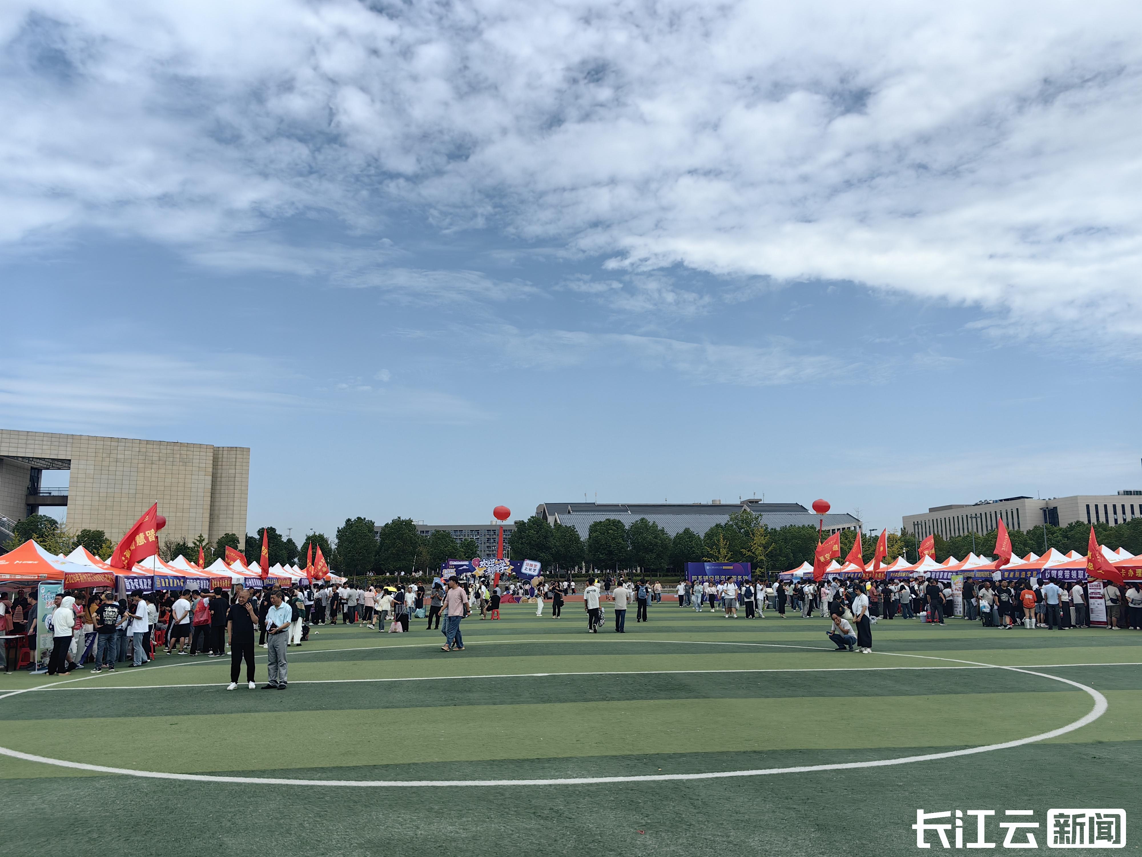 开学季｜6770名新生报到 荆州一高校全链条暖心服务全面上线